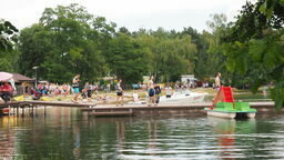 Koszą nad jeziorem Białym. Parkingowe zamieszanie w Okunince warte 100 zł