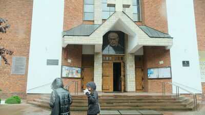 Duchowny odpowiada, że osób słuchających nabożeństwa w ogrodach jest sporo, a kapłani wychodzą do nich z komunią i tacą