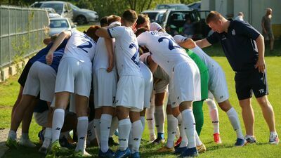 Piłkarze Cisowianki do pierwszego meczu w tym sezonie przystąpili mocno zmobilizowani. Na boisku wygrali 2:1, ale później zostali ukarani walkowerem

