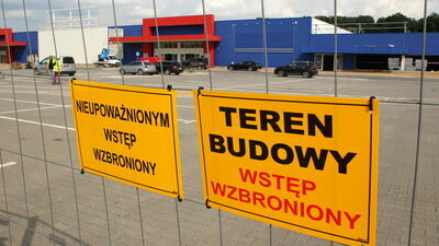 Rozbiórka Tesco w Puławach. Powstanie nowa galeria handlowa