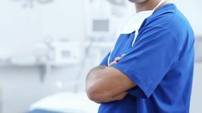 Stomatolog z Lublina zaczął dziwnie się zachowywać. Kobieta uciekła i wezwała policję