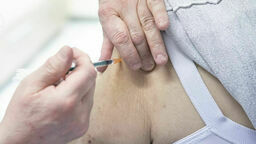 Pod uwagę brane jest także podanie trzeciej dawki pracownikom służby zdrowia, którzy są szczególnie narażeni na zakażenie SARS-CoV-2.