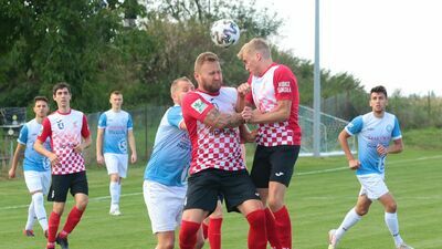 Piłkarze Sokoła Konopnica (biało-czerwone stroje) ambitnie walczyli w sobotnim starciu z LKS Stróża

