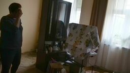 Pani Monika w zalanym mieszkaniu. Jest już tą sytuacją zrozpczona