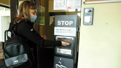 Dozowniki z płynem dezynfekcyjnym to jeden z elementów przygotowania szkół. Na zdjęciu wejście do SP 16 w Lublinie