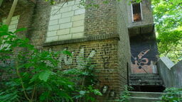 Ukończonego w 1938 roku i opuszczonego od dawna budynku nie widać z ulicy. Jest otoczony rosnącymi tu drzewami