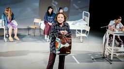 W tym roku widzowie zobaczą m.in. „Psy ras drobnych”, spektakl osadzony w szpitalu psychiatrycznym dla lżej chorych pacjentów. Tylko czy świat poza szpitalem naprawdę można uznać za normalny?