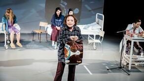 W tym roku widzowie zobaczą m.in. „Psy ras drobnych”, spektakl osadzony w szpitalu psychiatrycznym dla lżej chorych pacjentów. Tylko czy świat poza szpitalem naprawdę można uznać za normalny?