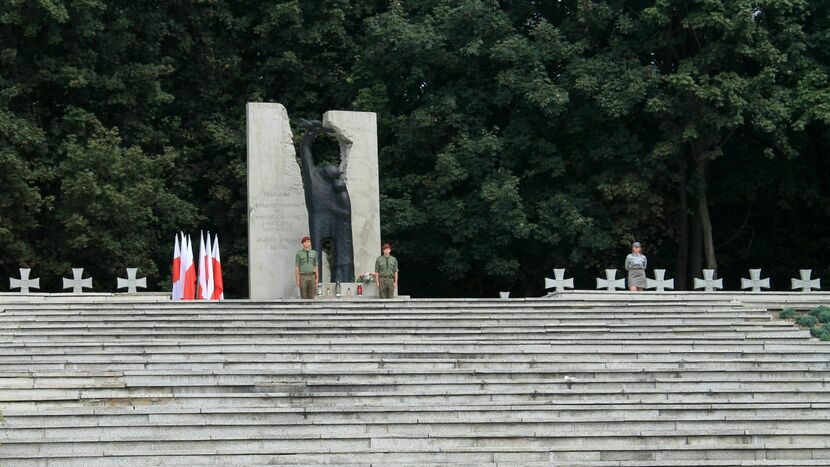 Na cmentarzu wojennym w Puławach co roku odbywają się uroczystości upamiętniające wybuch II wojny światowej. Najbliższe dziś, o godzinie 12