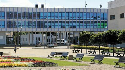 Jeden z projektów zakłada wymianę mebli, w tym ławek, na Placu Chopina w Puławach
