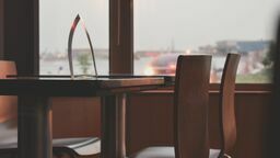 Zakupy do miejskiej kamienicy w Kraśniku. Stoliki, piekarnik i krzesła konferencyjne