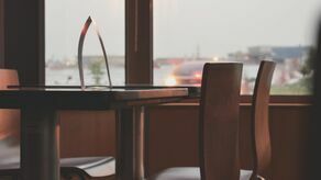 Zakupy do miejskiej kamienicy w Kraśniku. Stoliki, piekarnik i krzesła konferencyjne