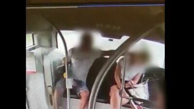 Siedziała spokojnie w miejskim autobusie i nagle dostała w twarz. Jest nagranie