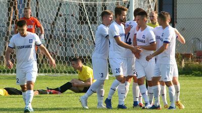 Piłkarze Cisowianki świętują zdobycie pierwszego gola w tym sezonie

