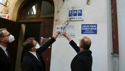 Posłowie KO przed siedzbią firmy E&K