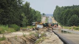 Przebudowa 25 kilometrów 835 kosztuje ok. 193 mln zł, w tym roboty budowlane pochłoną 158 mln złotych. 74 miliony złotych to kwota dofinansowania z Regionalnego Programu Operacyjnego. Termin zakończenia prac na 835 przewidziany jest na 9 lutego 2022 roku