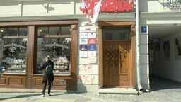 Drzwi do lubelskiego biura PiS obrzucane jajkami i pomidorami, jest napis "zdrajcy". "To nienawiść na tle politycznym"