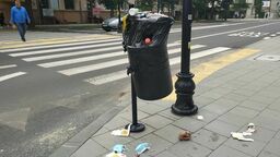 Totalnie absurdalna sytuacja. Nie brudź śmietnika, rzuć śmieci na ulicę