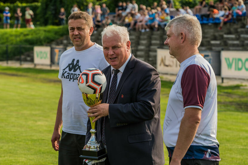 Robert Grabias (pierwszy z prawej) w towarzystwie Przemysława Drabika (pierwszy z lewej) i Zbigniewa Bartnika w trakcie niedzielnego meczu z KS Cisowianka Drzewce