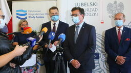 W środku prezes Wód Polskich