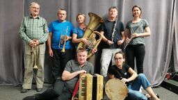 Od lewej: Henryk Welcz, Andrzej Kędzierski (prowadzący warsztaty), Edyta Piekarczyk, Eliasz Kuśmierz, Grażyna Pluta, siedzą: Leszek Iwaniak (prowadzący warsztaty) i Karolina Waszczuk (Pracownia ds. Kultury Tradycyjnej, Warsztaty Kultury)