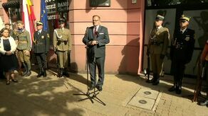 Obchody rocznicy Powstania Warszawskiego przed tablicą upamiętniającą podpisanie rozkazu do rozpoczęcia zrywu