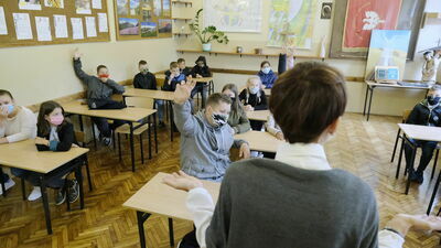 Zdecydowana większość naszych rozmówców jako najbardziej prawdopodobny termin powrotu do nauki przed komputerami wskazuje połowę października