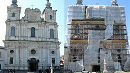 Specjaliści przypuszczają, że barwna polichromia była na fasadzie w momencie wybudowania kościoła w 1715 roku. Z czasem wypłowiała i najprawdopodobniej została pokryta tynkiem po tym, jak doszło do katastrofy budowlanej. W maju 1845 roku runęła kopuła, której nigdy nie odbudowano