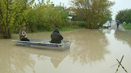 Mieszkańcy Trześniowskiej od dawna narzekają na zły stan drogi, która bywa zalewana po większych deszczach. Po jednej z ulew postanowili zwrócić uwagę na swój problem... pływając łódką po rozlewisku