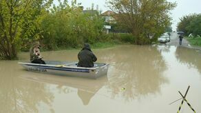 Mieszkańcy Trześniowskiej od dawna narzekają na zły stan drogi, która bywa zalewana po większych deszczach. Po jednej z ulew postanowili zwrócić uwagę na swój problem... pływając łódką po rozlewisku