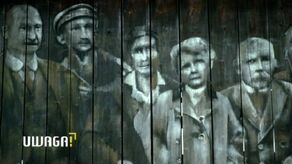 Przenosi stare fotografie na ściany drewnianych budynków. "Ten, co duchy maluje"