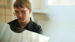 Tak naprawdę to tylko pianino wie, ile łez nad nim wylałem. Początkowo nauka była zniechęcająca, szczególnie trudniejszych utworów, które wymagały innego niż zwykle, czasami bolesnego ustawienia ręki. I ciągłe powtórz, jeszcze raz... Żeby w końcu wyszło... – mówi Emil Wójcik