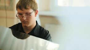 Tak naprawdę to tylko pianino wie, ile łez nad nim wylałem. Początkowo nauka była zniechęcająca, szczególnie trudniejszych utworów, które wymagały innego niż zwykle, czasami bolesnego ustawienia ręki. I ciągłe powtórz, jeszcze raz... Żeby w końcu wyszło... – mówi Emil Wójcik