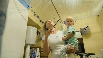 Pani Karolina w łązience zawiesiła folię, na którą spada kurz i kawałki sufitu