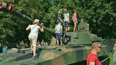 Ułani, czołgi i dzieci na Błoniach pod Zamkiem w Lublinie