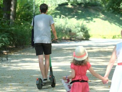 Zgodnie z przepisami hulajnogą należy się poruszać po drogach dla rowerów