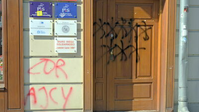Osiem gwiazdek przy wejściu do biur PiS. Wandal zatrzymany, grozi mu 8 lat za kratkami