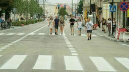 Pasy namalowane, Krakowskim Przedmieściem można jechać