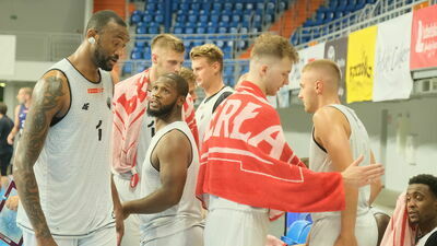 Jimmie Taylor (pierwszy z lewej) i Tweety Carter (drugi z lewej) w przedsezonowych sparingach pokazywali się z dobrej strony
