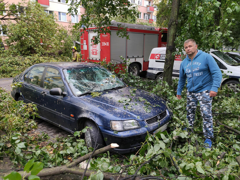 Pan Dariusz ogląda zniszczenia w hondzie należącej do żony. Przy ulicy Braci Wieniawskich w Lublinie drzewa przygniotły znacznie więcej samochodów