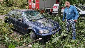 Pan Dariusz ogląda zniszczenia w hondzie należącej do żony. Przy ulicy Braci Wieniawskich w Lublinie drzewa przygniotły znacznie więcej samochodów