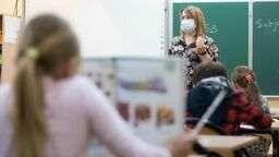 1 września: w maseczkach, ale w szkolnych ławkach