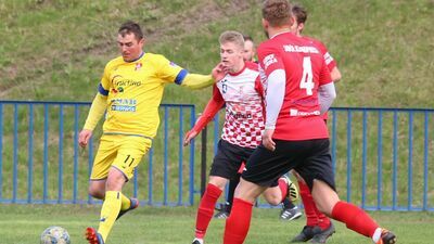 Tomasz Nowak (z piłką) otworzył wynik sobotniego spotkania 