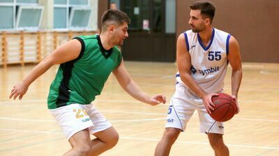 Piotr Ziółkowski (w białym stroju) to jeden z najlepszych zawodników występujących na amatorskich parkietach