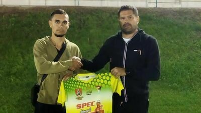 Damian Kwieciński (z lewej), prezes Wisły Annopol i jej nowy trener, Piotr Piechniak