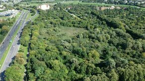 Inwestor stara się o możliwość budowy na nieruchomościach przy ul. Działkowej 21-25. To niezabudowane tereny leżące pomiędzy rzeką Czechówką a al. Tysiąclecia