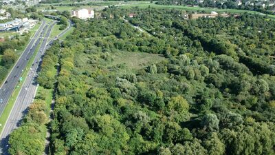 Inwestor stara się o możliwość budowy na nieruchomościach przy ul. Działkowej 21-25. To niezabudowane tereny leżące pomiędzy rzeką Czechówką a al. Tysiąclecia