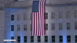 Olbrzymia flaga zawisła na budynku Pentagonu. 20. rocznica ataków z 11 września 2001 roku