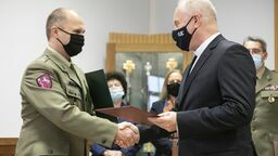 Korzyści z umowy podpisanej przez rektora KUL ks. prof. Mirosława Kalinowskiego (z prawej) z komendantem szpitala wojskowego płk. Aleksandrem Michalskim mają być obopólne