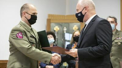 Korzyści z umowy podpisanej przez rektora KUL ks. prof. Mirosława Kalinowskiego (z prawej) z komendantem szpitala wojskowego płk. Aleksandrem Michalskim mają być obopólne